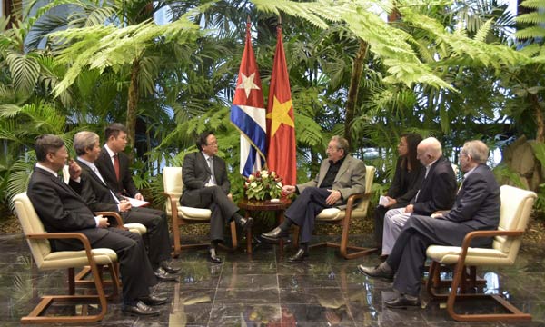 Raul Receives Special Envoy of General Secretary of Vietnam’s Communist Party