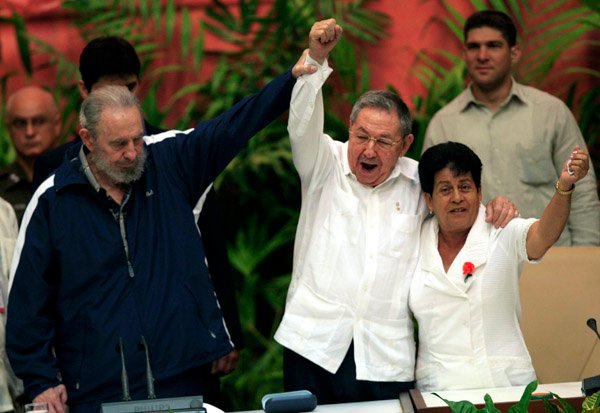 Fidel and Raul Attend Final Session of 7th PCC Congress