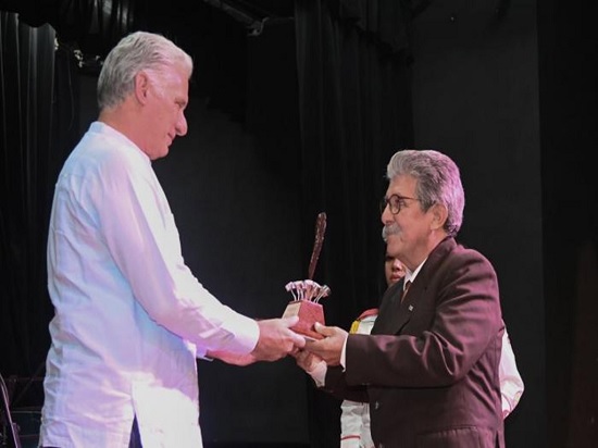 Cuban president presents awards to journalists