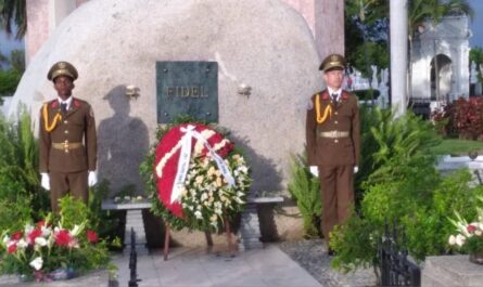 A wreath on behalf of the Cuban people was laid at the Santa Ifigenia heritage cemetery as a prelude to the multitudinous Santiago pilgrimage in homage to the Commander-in-Chief