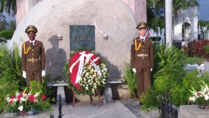 Fidel is present